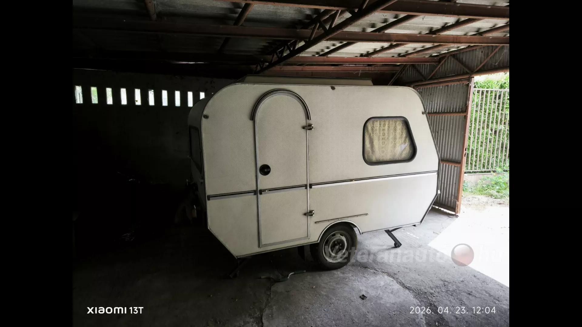 GYŰJTŐK FIGYELMÉBE: GYÁRI ÁLLAPOTÚ RETRO LAKÓKOCSI ELADÓ